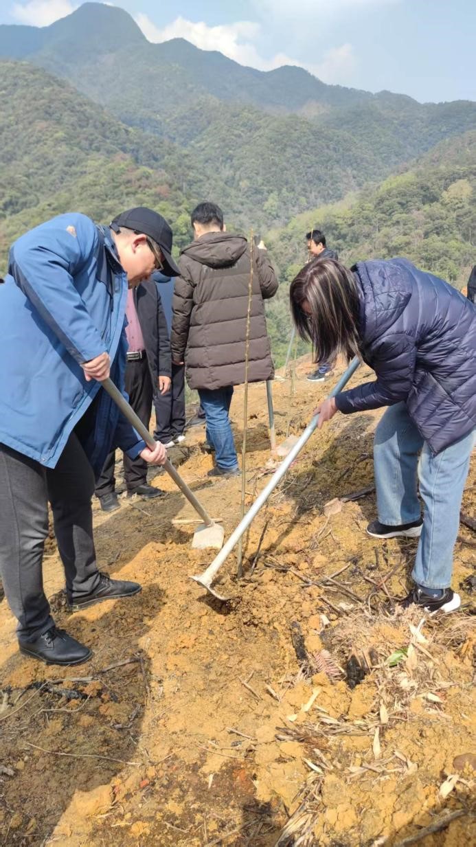 碳惠山?！ば雍糜心恪疤蓟蒎\旗”醫(yī)患共植“滬明杏林”活動(dòng)